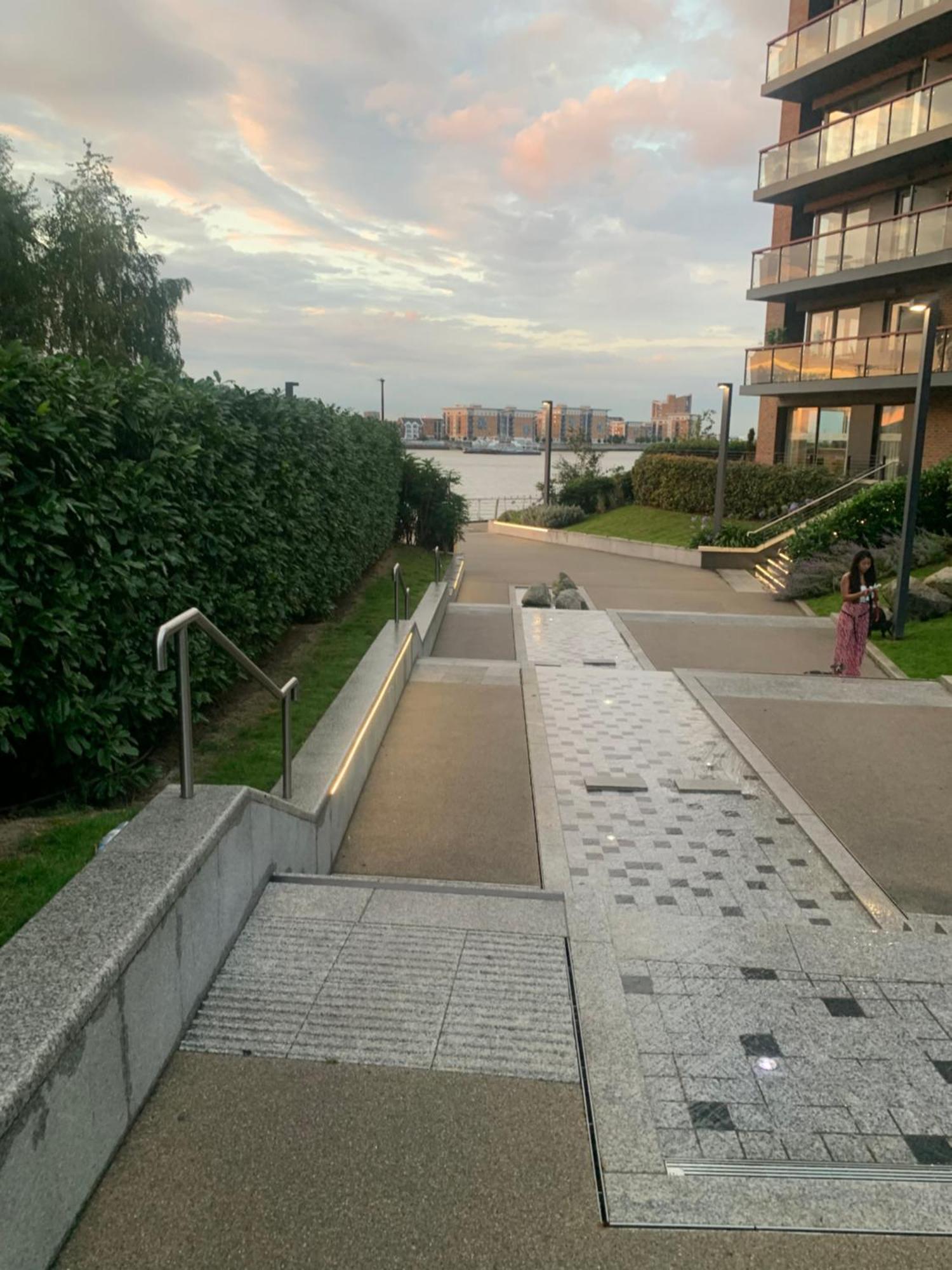 Luxury Riverside Apt With Easy Access To Central London, O2, Excel Centre And Parking Londres Exterior foto