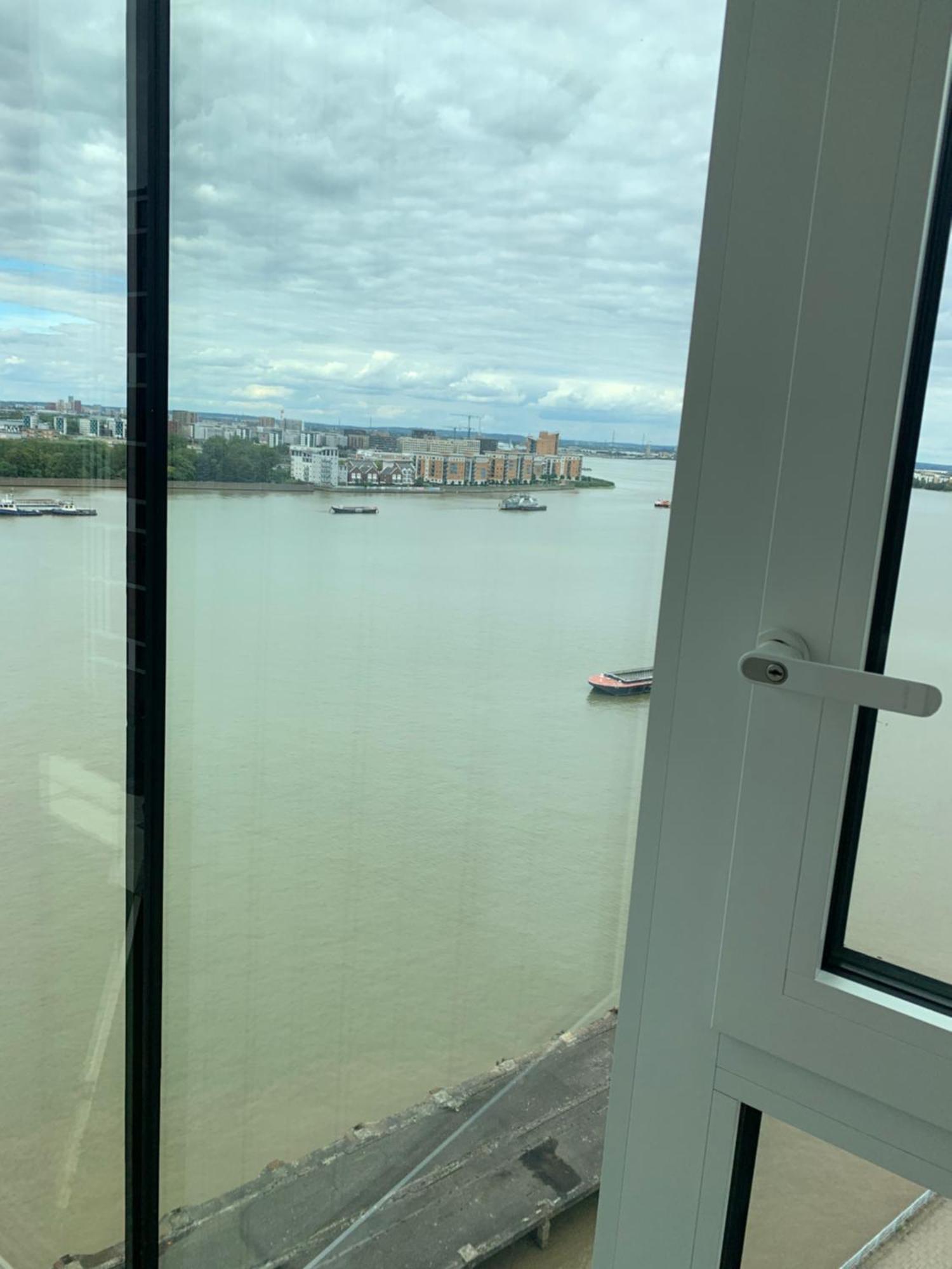 Luxury Riverside Apt With Easy Access To Central London, O2, Excel Centre And Parking Londres Exterior foto